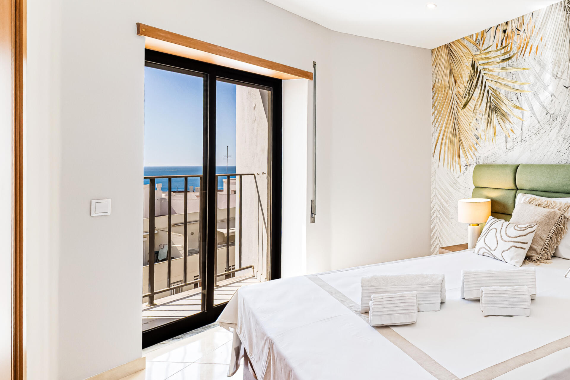 Chambre Modern bedroom with ocean light and sea view in Algarve long stay apartment