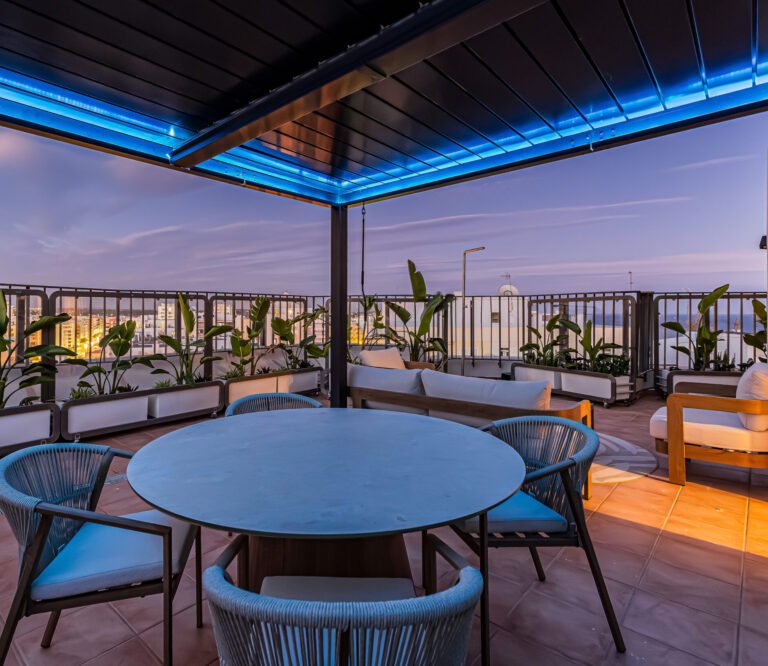 Sea view apartment rooftop terrace in Armação de Pêra, with outdoor dining area at sunset.