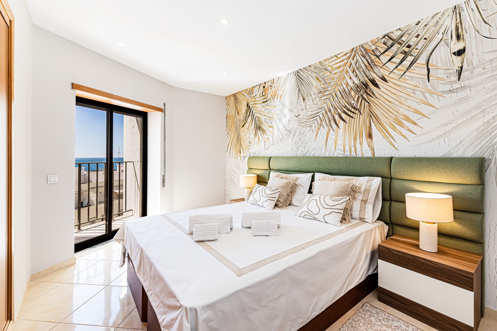 Modern bedroom with king-size bed, private balcony and sea view at Paraíso de Pêra holiday apartment in Armação de Pêra, Algarve.