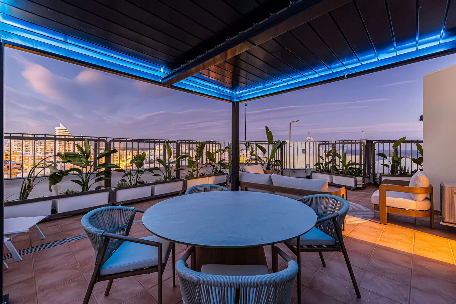 Private 84-m²-Dachterrasse mit Panoramablick auf das Meer bei Sonnenuntergang in Armação de Pêra, Algarve.