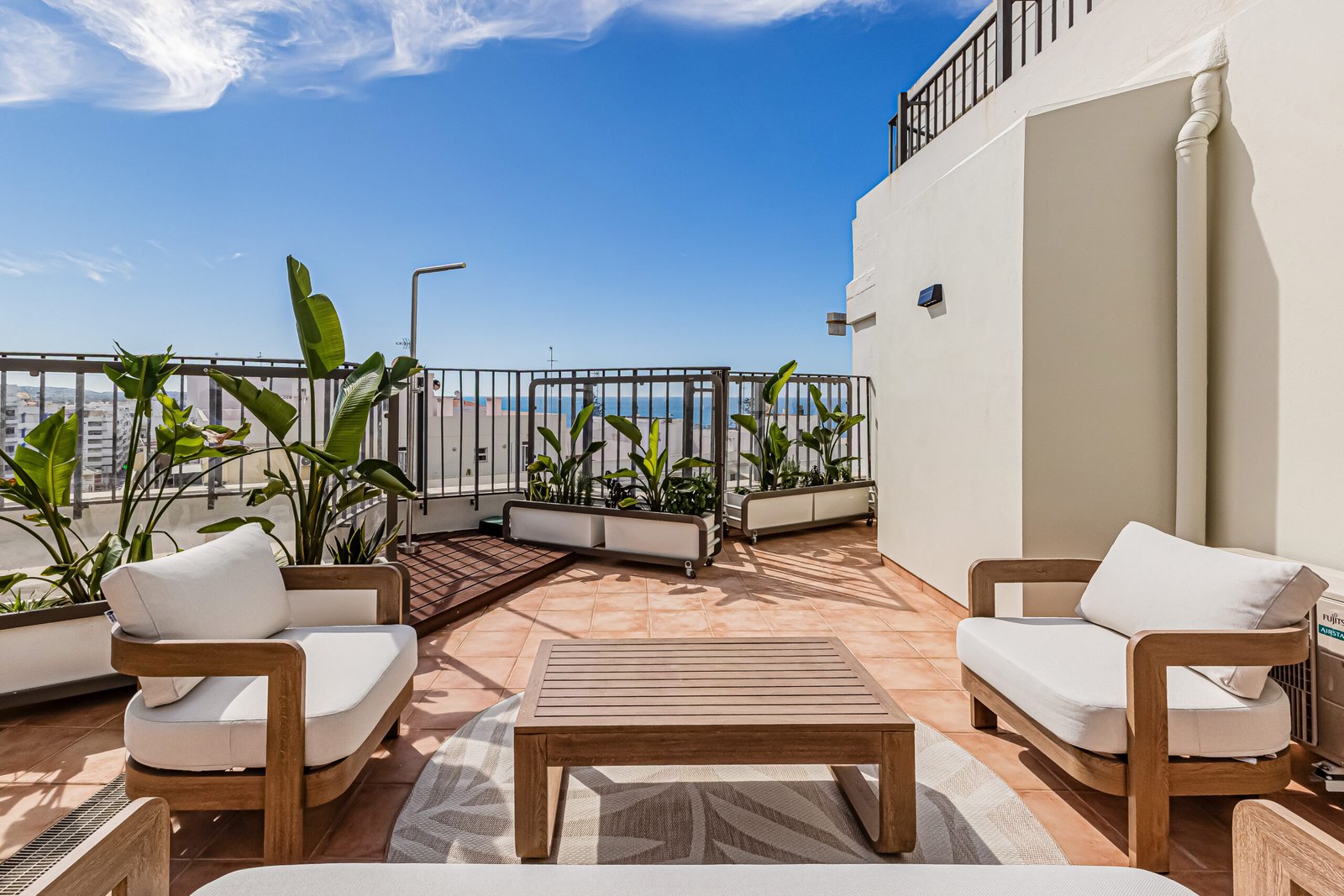 84 m² private rooftop terrace with outdoor lounge and sea views at Paraíso de Pêra holiday apartment in Armação de Pêra, Algarve.