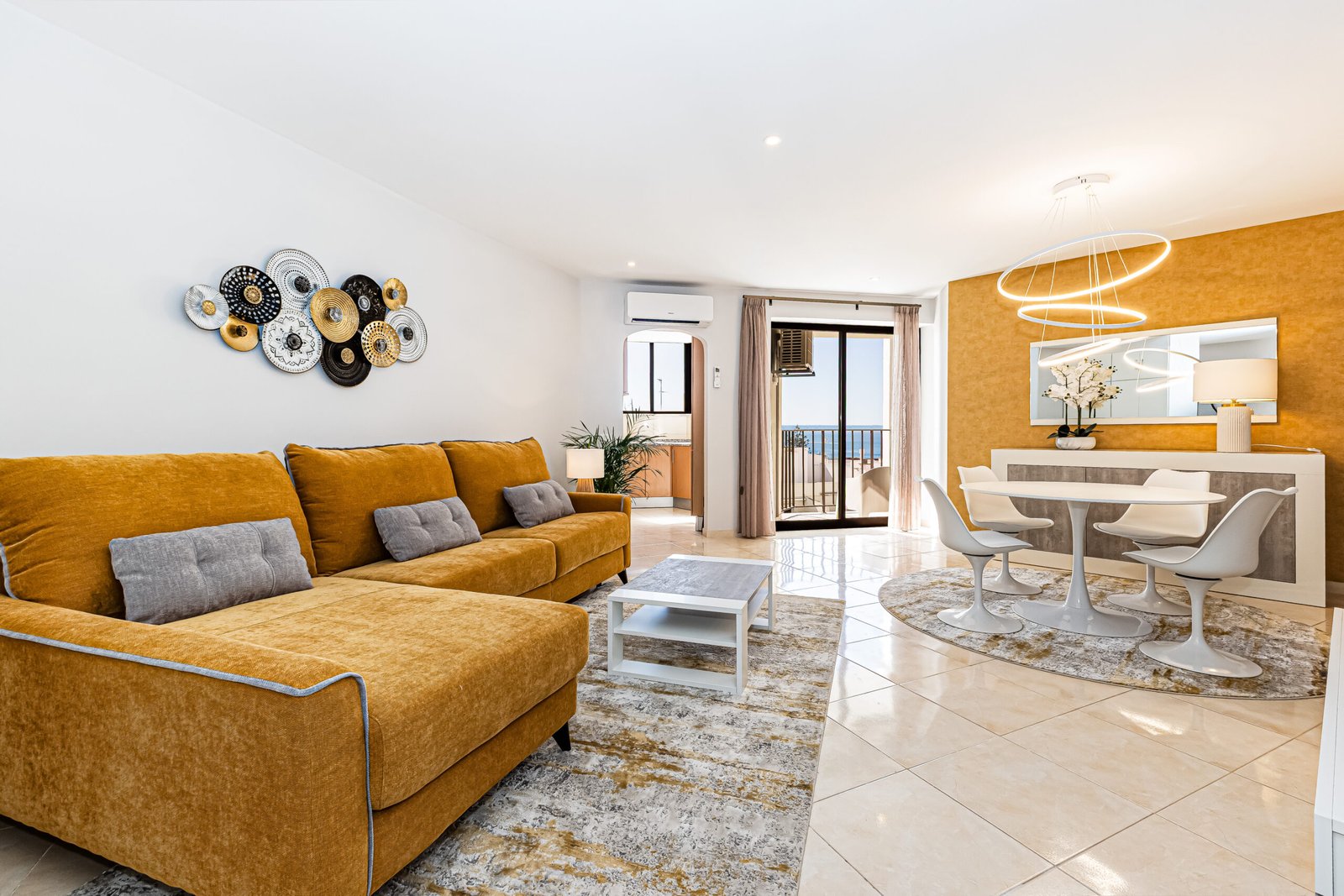 Salon moderne et lumineux avec canapé, salle à manger et vue mer à Paraíso de Pêra, Armação de Pêra, Algarve.